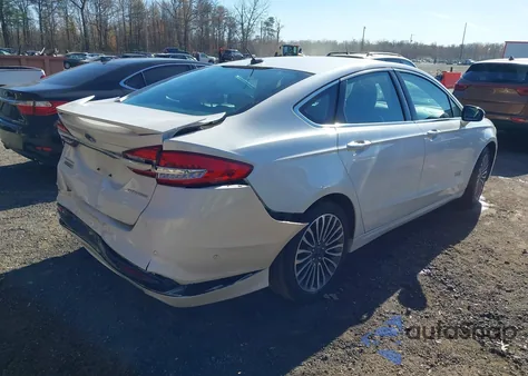 2017 Ford Fusion Energi Titanium z USA, uszkodzony, nr VIN 3FA6P0SU2HR147461